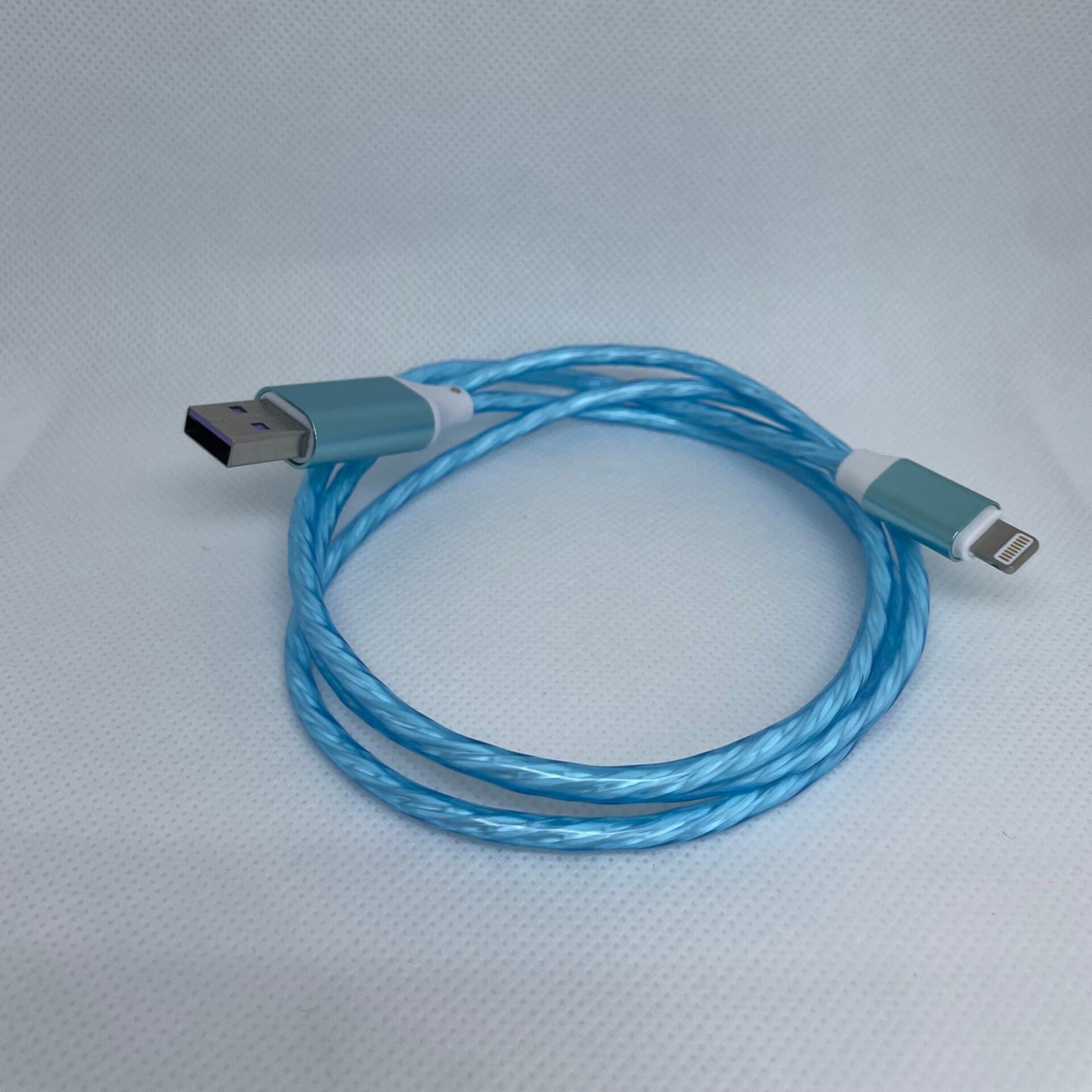 Lysande mobilkabel glödande vatten