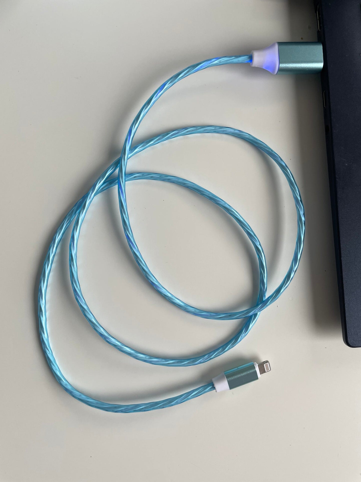 Lysande mobilkabel flytande vatten.